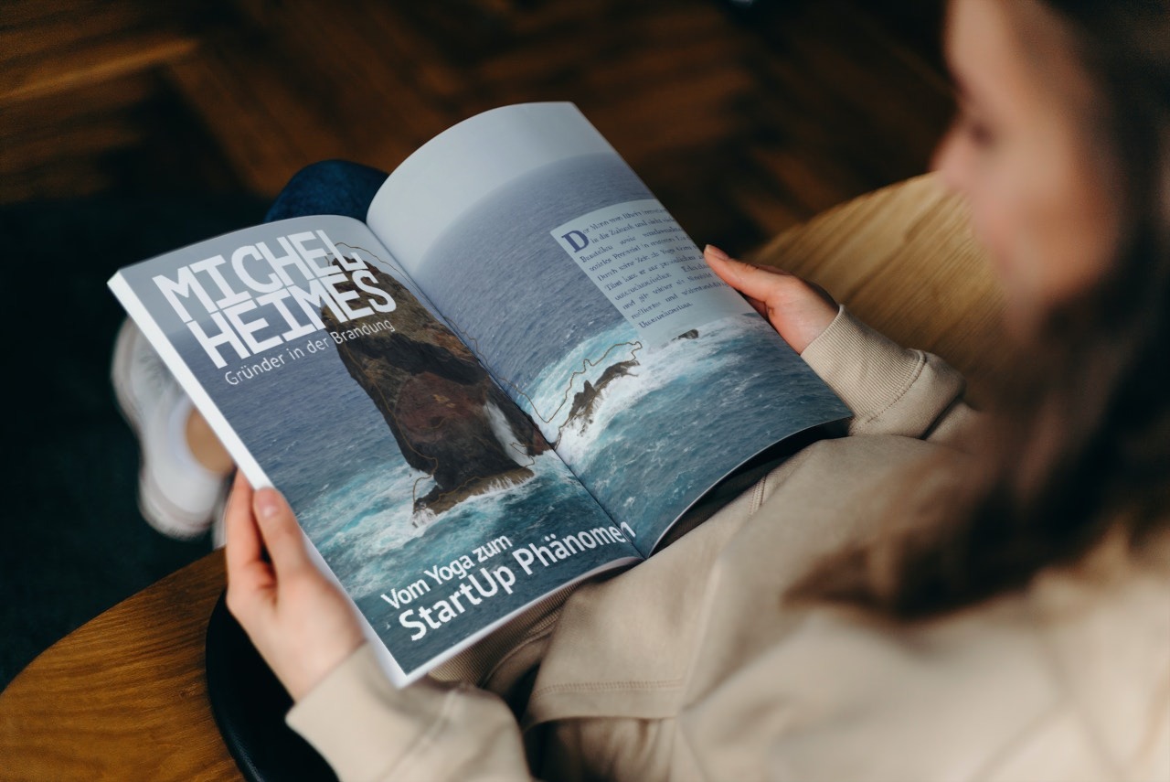 Mockup of the editorial teaser in a magazine